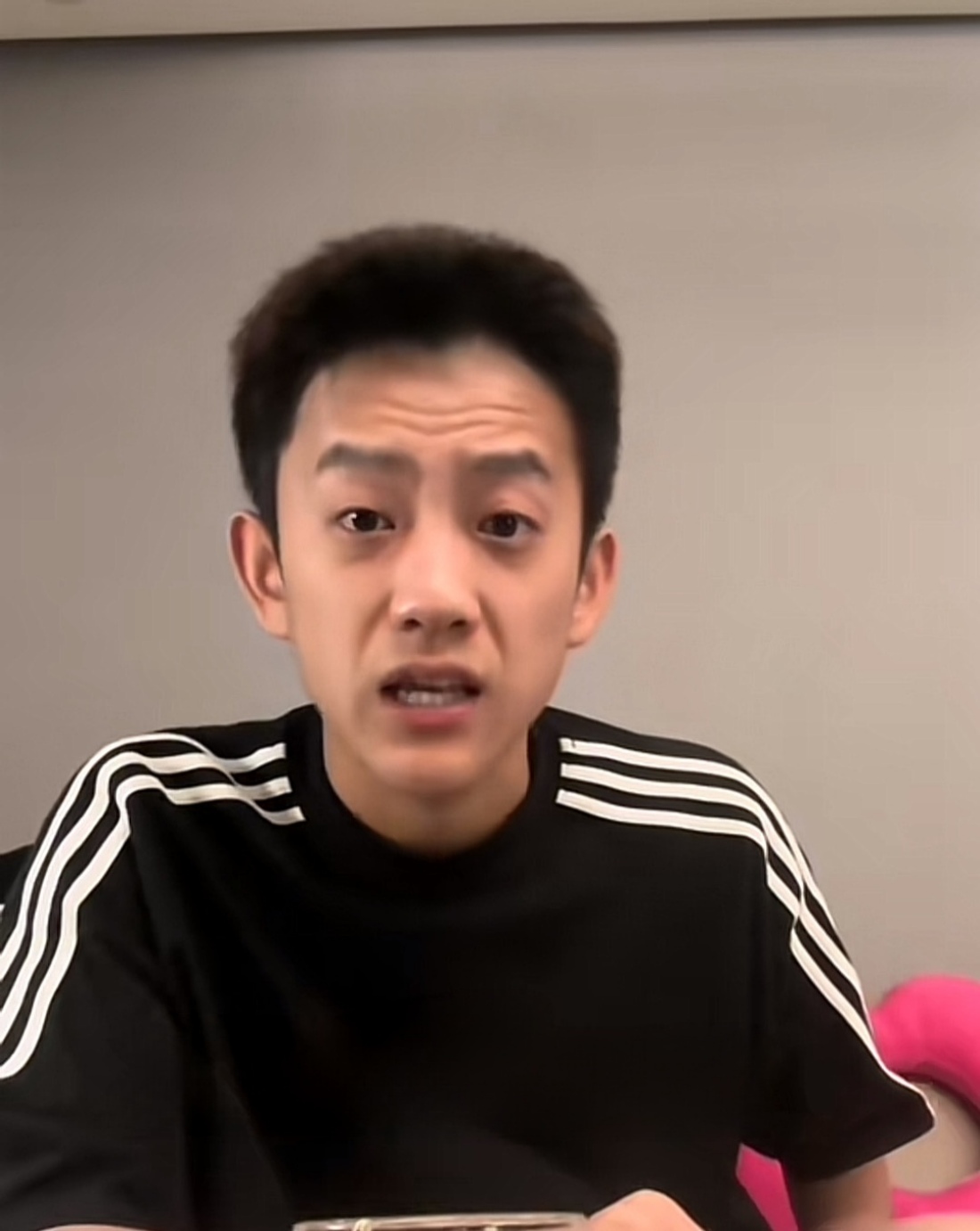 奥Zha