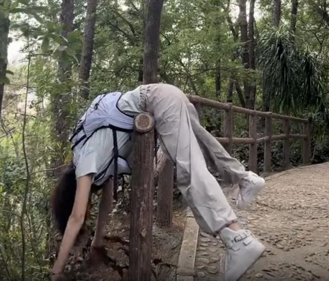 网红观察 | 学“网红”姿势出片,女子摔下坡!千万小心→
