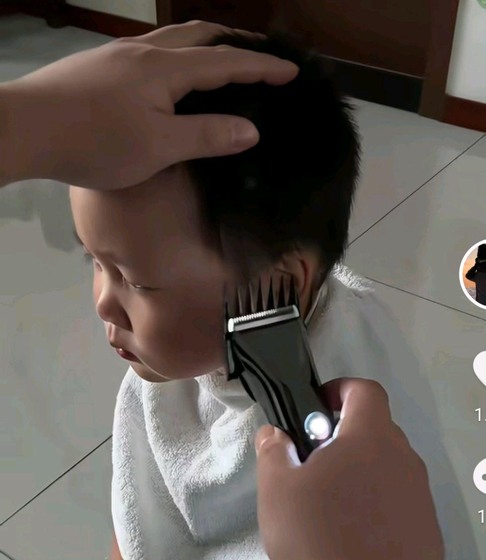 红人圈动态 | 东北3岁吃播小网红的爸爸就在身边,父母手指都短短的